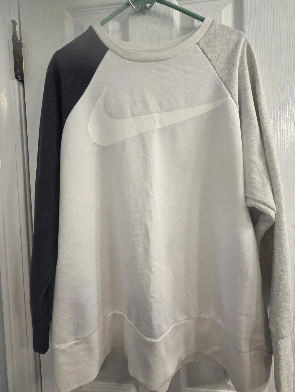 Nike Men's Large Dri-fit White Crewneck Sweatshirt with Gray and Black Sleeves